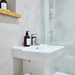 아파트 Centre Luxury Penthouse With Private Terrace 리즈