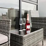 Centre Luxury Penthouse With Private Terrace 아파트 리즈