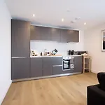 Centre Luxury Penthouse With Private Terrace * 리즈